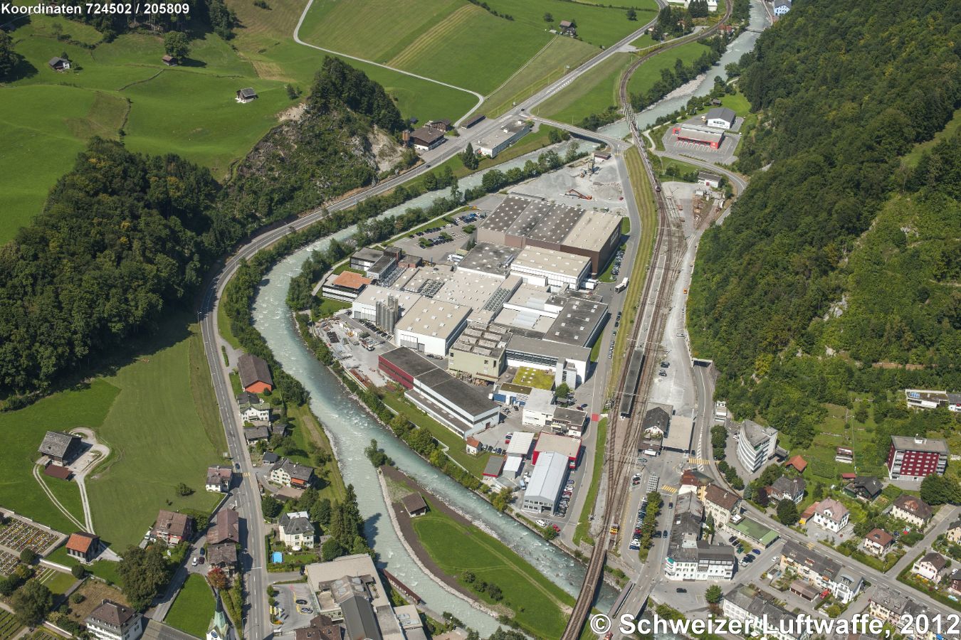 Industrieareal 'Tschachen', Schwanden (Position: 2'724'571.68, 1'206'616.74). Unten im Bild: Linth-Insel 'Inslen'. Ganz rechts unten: Dorfteil 'Erlen'